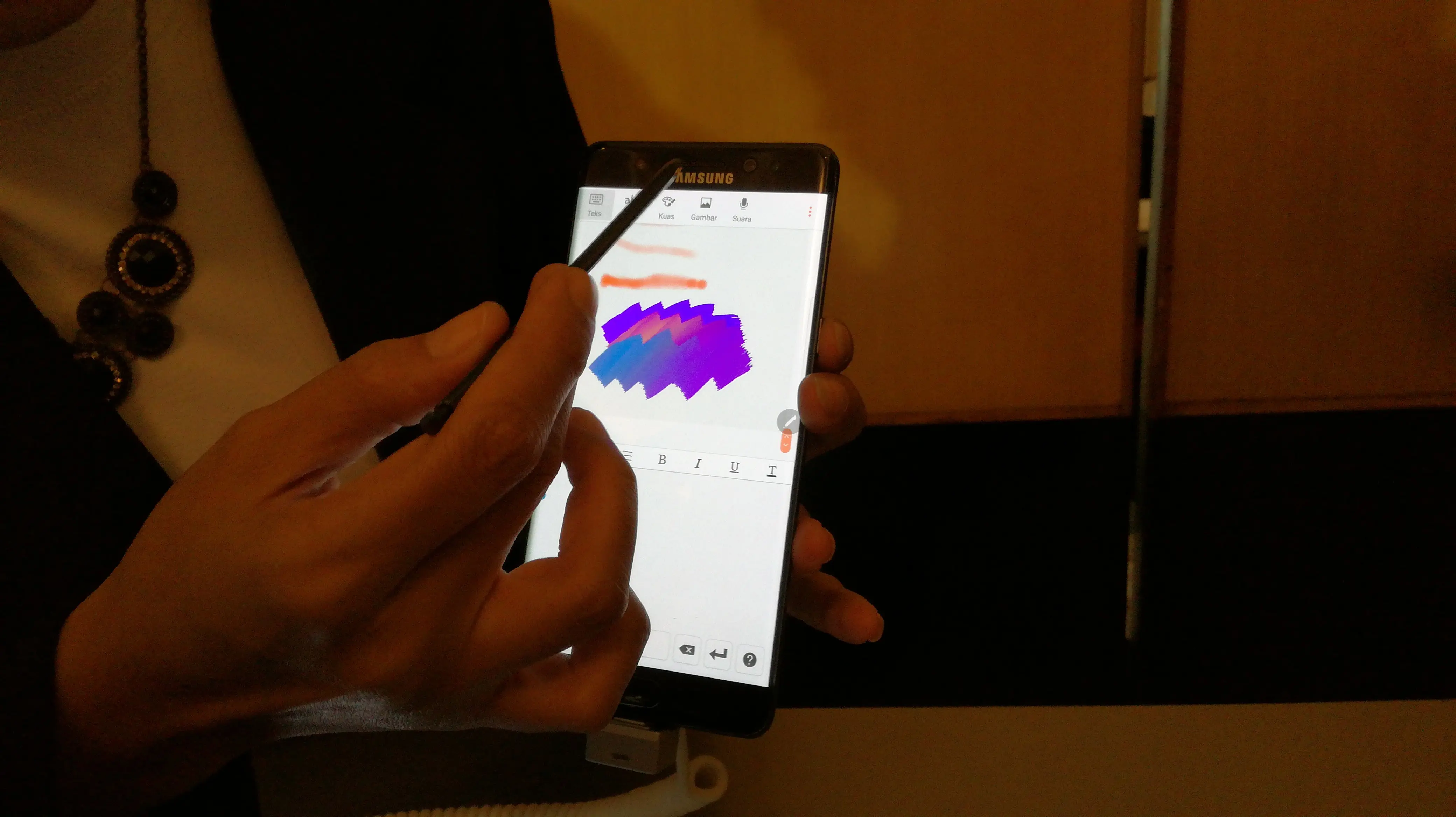 Menjajal fitur S Pen pada Galaxy Note 7 (Liputan6.com/ Agustin Setyo Wardani)