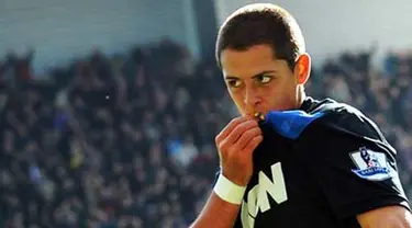 Selebrasi gol striker Manchester United asal Meksiko Javier Hernandez di laga lanjutan EPL melawan Stoke City di Britannia Stadium, 24 Oktober 2010. MU unggul 2-1. AFP PHOTO / Adrian Dennis