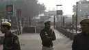 Petugas kepolisian berjaga di lokasi ledakan setelah terjadi ledakan di dekat Red Fort di kawasan kota tua Delhi pada 11 November 2025. Sebuah mobil meledak di dekat Benteng Merah (Red Fort) di New Delhi pada Senin (10/11/2025) sore waktu setempat. (Arun SANKAR/AFP)