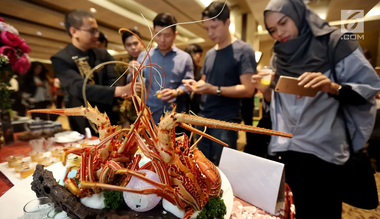 Salah satu makanan yang disajikan dalam festival kuliner "Flavors of The World" di Jakarta, Jumat (3/11). Festival kuliner internasional ini menampilkan menu dari berbagai belahan dunia dan berlangsung selama November 2017. (Liputan6.com/Johan Tallo)