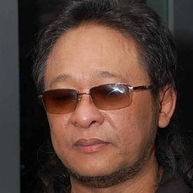 pix Deddy Dores Tanpa Kacamata atribut ikonik deddy dores