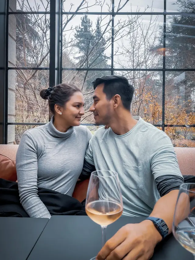 Anniversary Ke-15, Ini 7 Kemesraan Darius Sinathrya dan Donna Agnesia di Swiss