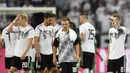Para pemain Jerman tampak kecewa usai laga melawan Arab Saudi pada laga uji coba di Stadion BayArena, Jumat (8/6/2018). Jerman menang 2-1 atas Arab Saudi. (AP/Martin Meissner)
