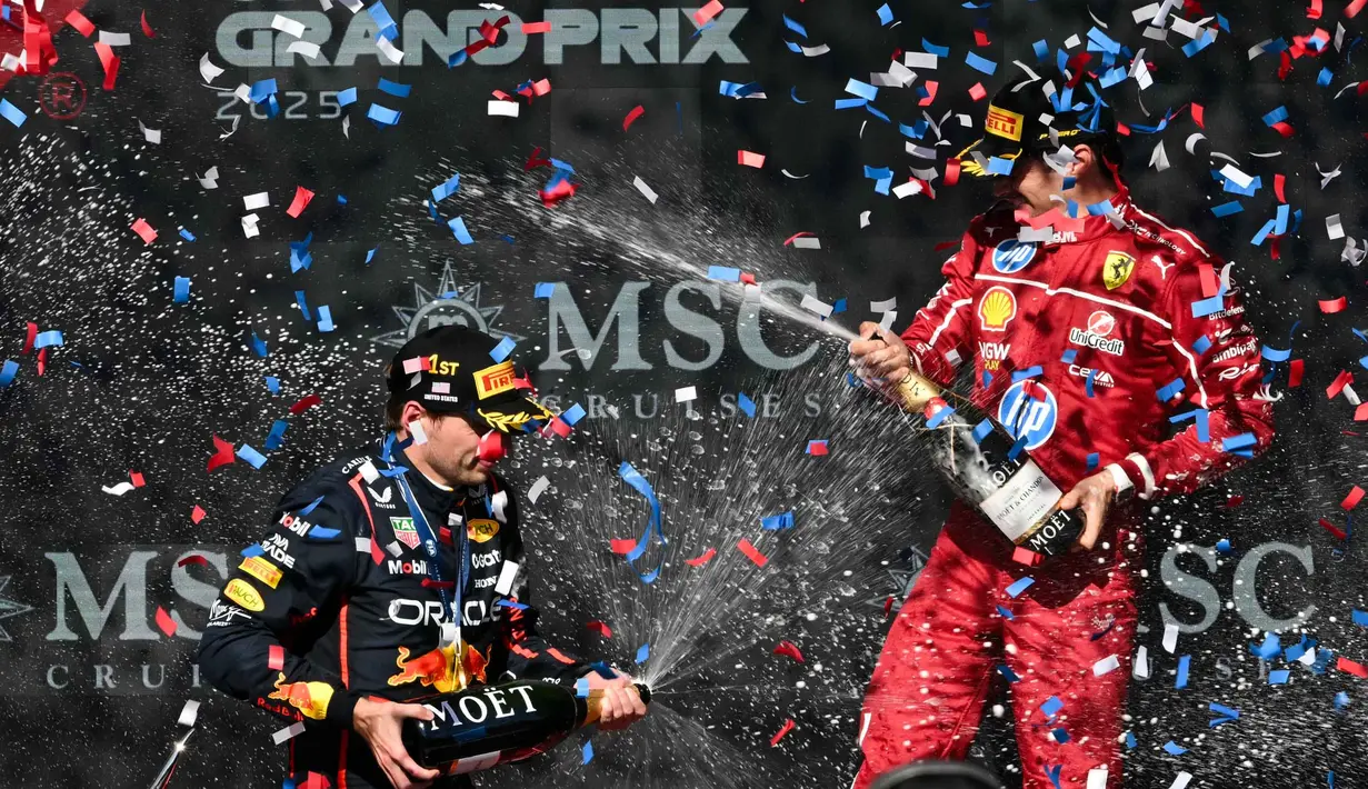 Mengawali balapan dari pole position, Max Verstappen finis pertama setelah unggul 7.959 detik dari pembalap McLaren Lando Norris yang harus puas di posisi kedua. (RONALDO SCHEMIDT/AFP)