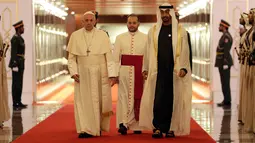 Paus Fransiskus disambut Putra Mahkota Mohamad bin Zayed Al-Nahyan di bandara Internasional Abu Dhabi di Uni Emirat Arab (3/2). Paus akan melakukan pertemuan lintas agama dengan ulama Islam, pemimpin Kristen, dan Yahudi. (AP Photo/Andrew Medichini)