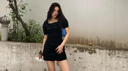 Joy Red Velvet sendiri merupakan salah satu member yang lebih sering tampil dengan simple dress. Bahkan, simple dress berwarna hitam dengan detail serut serta dipadukan tas kecil berwarna biru ini membuatnya terlihat menawan. (Liputan6.com/IG/@_imyour_joy)