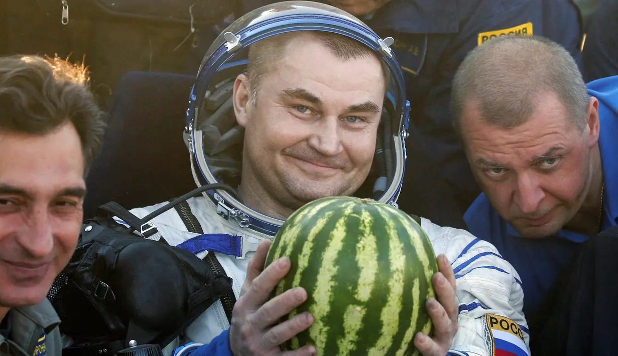 Astronaut Stasiun Luar Angkasa Internasional (ISS), Alexey Ovchinin dari Rusia memegang buah semangka setelah mendarat dengan selamat di dekat Kota Zhezkazgan, Kazakhstan, (7/9). (Bill Ingalls/NASA/Reuters)