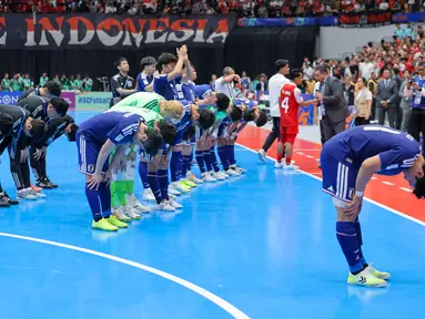 Para pemain Timnas Futsal Jepang membungkuk untuk meminta maaf kepada para pendukungnya setelah kalah dari Timnas Indonesia dalam laga semifinal Piala Asia Futsal 2026 di Indonesia Arena, Senayan, Jakarta, Kamis (05/02/2026). (Bola.com/Bagaskara Lazuardi)