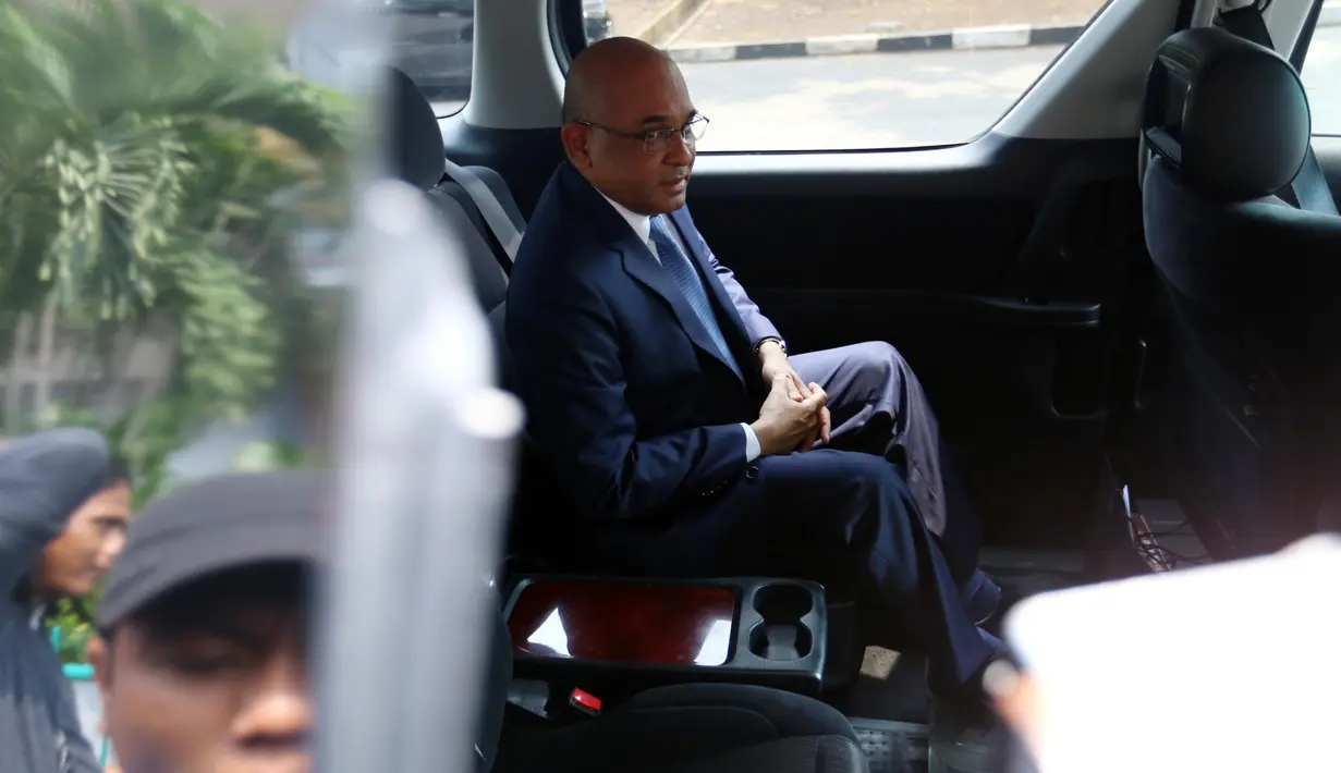 Delegasi FIFA-AFC Sanjaeven Balasinga (kanan) usai pertemuan di Kantor PSSI, Senayan, Jakarta, Selasa (3/11/2015). (Bola.com / Nicklas Hanoatubun)