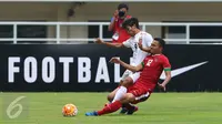 Bek Timnas Indonesia U-22, Ricky Fajrin Saputra (kanan) mencoba menahan pemain Myanmar, Aung Thu saat laga persahabatan di Stadion Pakansari, Kab Bogor, Selasa (21/3). Timnas Indonesia U-22 kalah 1-3 dari Myanmar. (Liputan6.com/Helmi Fithriansyah)