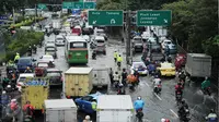 Kepadatan lalu lintas terlihat di Jalan S Parman arah Tomang, Jakarta Barat, Selasa (21/2). Kemacetan terjadi sebagai imbas genangan air sekitar 20-30 cm di depan Universitas Tarumanagara (Untar). (Liputan6.com/Gempur M Surya)