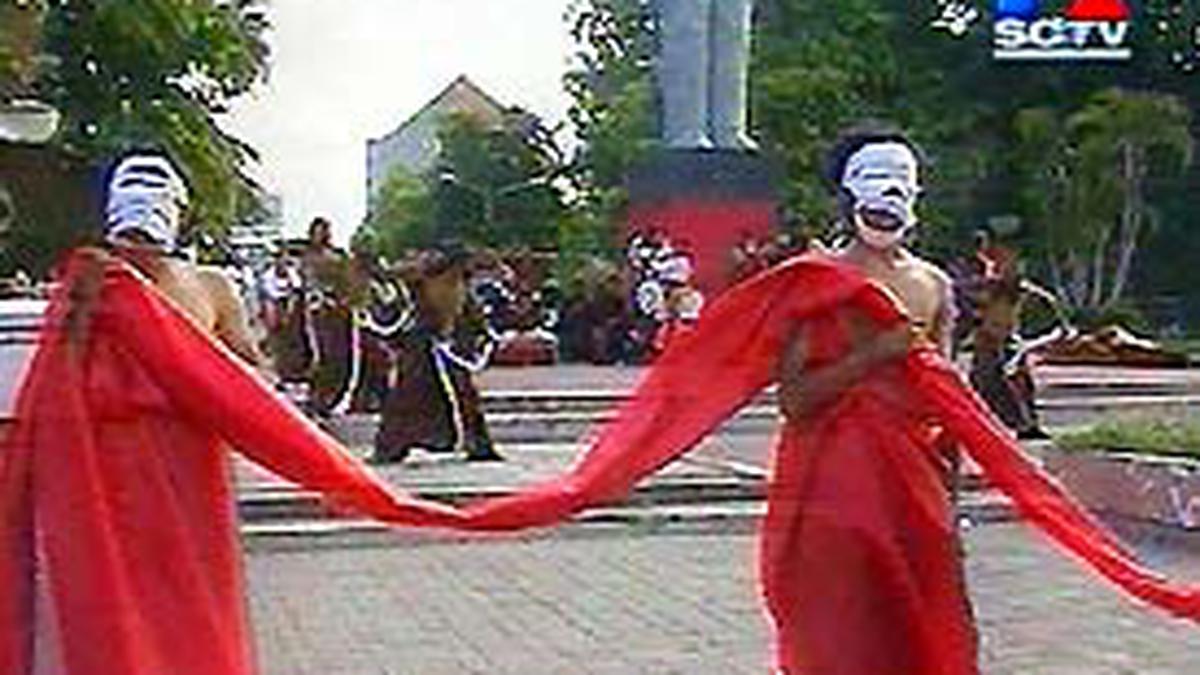 Kecelakaan Meningkat, Seniman Surabaya Menggelar Ruwatan