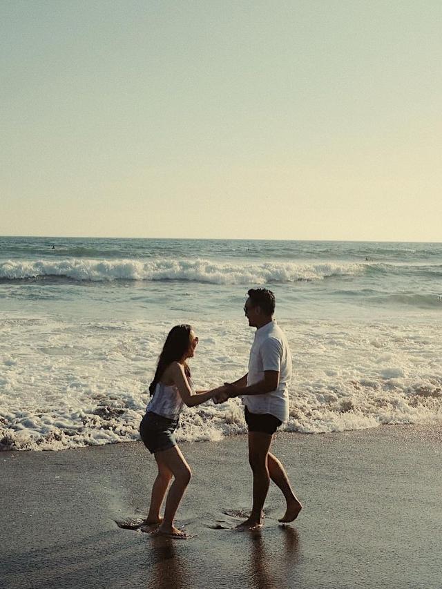 Hamil Anak Kedua, Ini 6 Potret Mesra Anjani Dina dan Suami yang Jarang Tersorot