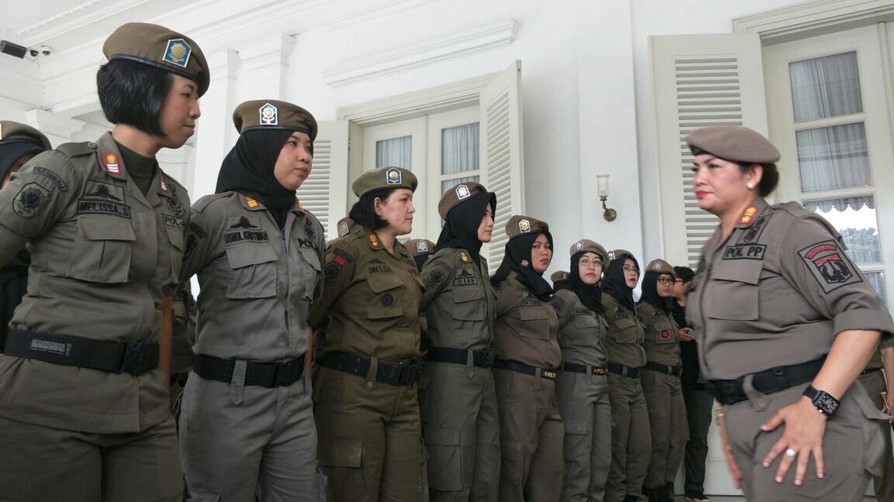 Wakil Gubenur DKi Sandiaga Uno melepas anggota Satpol PP perempuan yang akan menutup Diskotek Exotic dan Karaoke Sense