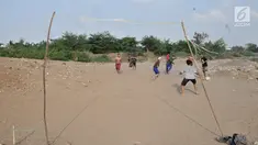 Anak-anak saat bermain sepakbola di tanah sengketa kawasan Pedongkelan, Jakarta, Kamis (11/7/2019). Meski bertempat tinggal di atas lahan sengketa, anak-anak setempat memanfaatkan tanah kosong yang penuh semak belukar tersebut sebagai sarana bermain ketika sore hari. (merdeka.com/Iqbal S. Nugroho)