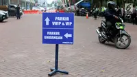 Papan petunjuk arah tamu undangan ngunduh mantu Kahiyang Ayu dan Bobby Nasution di Medan, Kamis (23/11). Resepsi pernikahan Kahiyang -Bobby berlangsung pada 24 hingga 26 November 2017 di Perumahan Bukit Hijau Regency Setiabudi. (Liputan6.com/Johan Tallo)