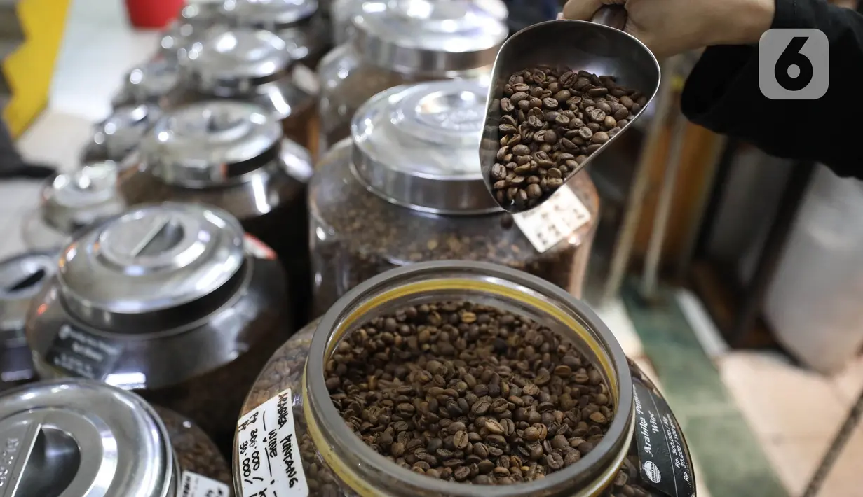 Pekerja menyortir biji kopi di salah satu gerai penjualan kopi di Pasar Santa, Jakarta,Rabu (30/10/2024). (Liputan6.com/Angga Yuniar)