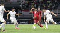 Gelandang Timnas Indonesia, Adam Alis, dikepung dua pemain Turkmenistan, Myrat Annayev&nbsp;dan Shanazar Tirkishov, saat kedua kesebelasan bertanding di Stadion Gelora Bung Tomo, Surabaya, Jumat (9/9/2023) malam WIB. (Bola.com/Aditya Wany)