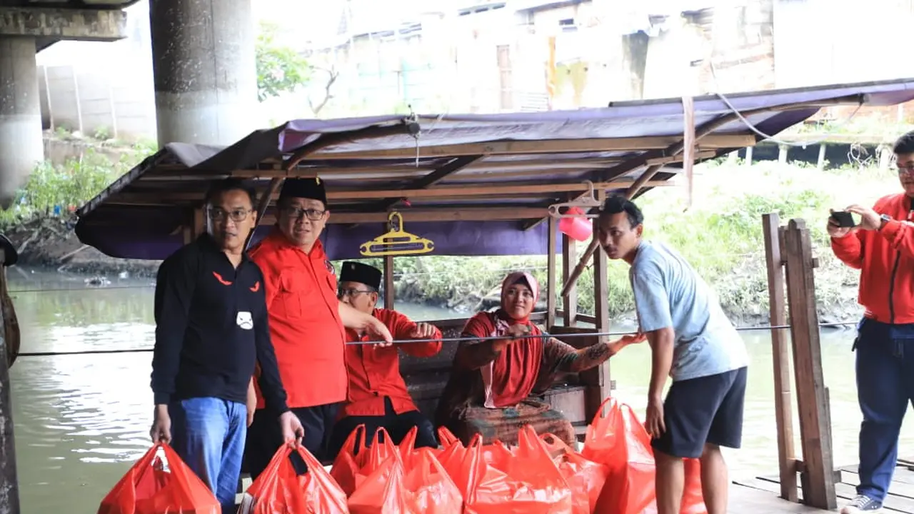 PDIP membagikan paket makanan untuk warga. (Dian Kurniawan/Liputan6/com).