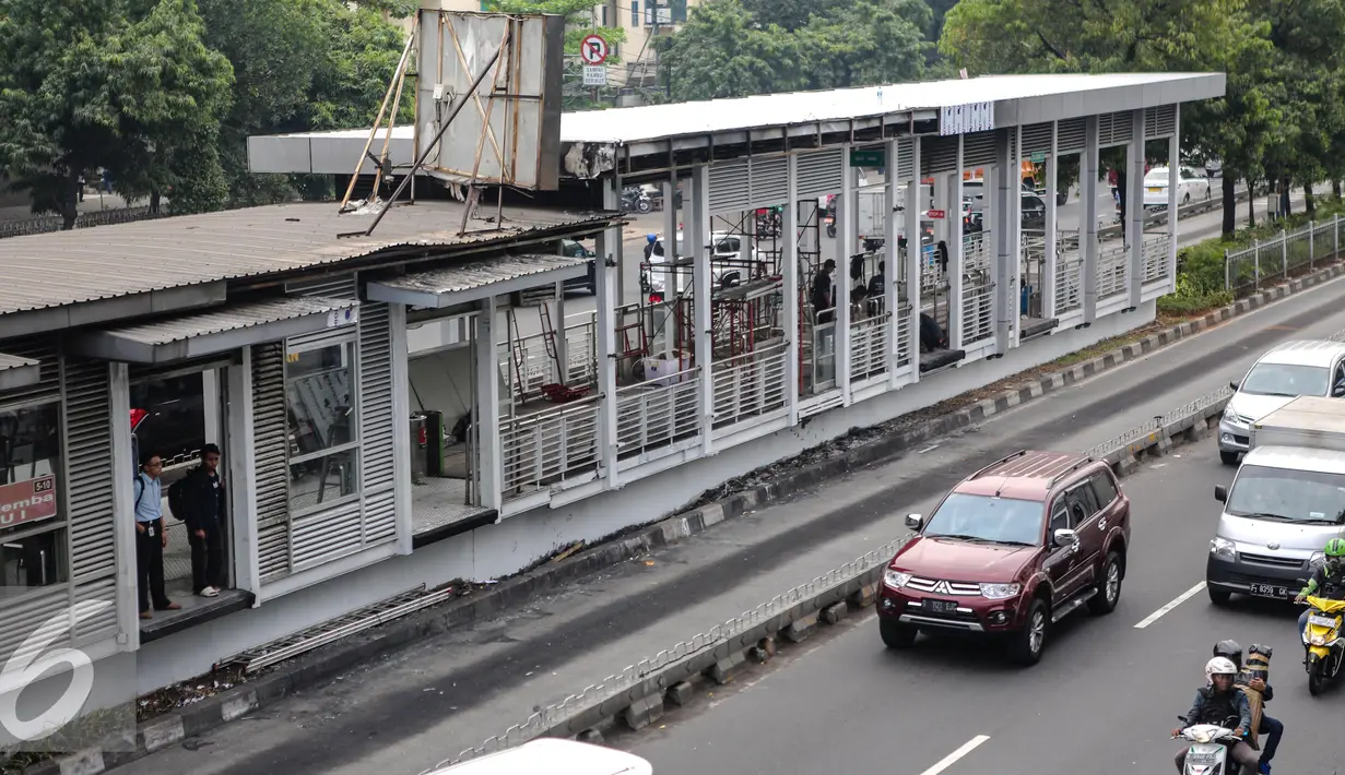 Sejumlah kendaraan melintas di depan halte transjakarta yang terbakar di Salemba, Jakarta, Selasa (7/7/2015). Halte tersebut rusak parah sebagai imbas dari terbakarnya bus Transjakarta koridor 5 pada hari Jumat (3/7) lalu. (Liputan6.com/Faizal Fanani)