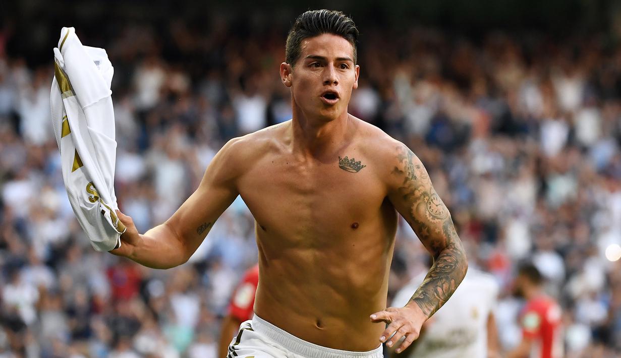 Gelandang Real Madrid, merayakan gol yang dicetaknya ke gawang Granada pada laga La Liga Spanyol di Stadion Santiago Bernabeu, Madrid, Sabtu (5/10). Madrid menang 4-2 atas Granada. (AFP/Pierre-Philippe Marcou)