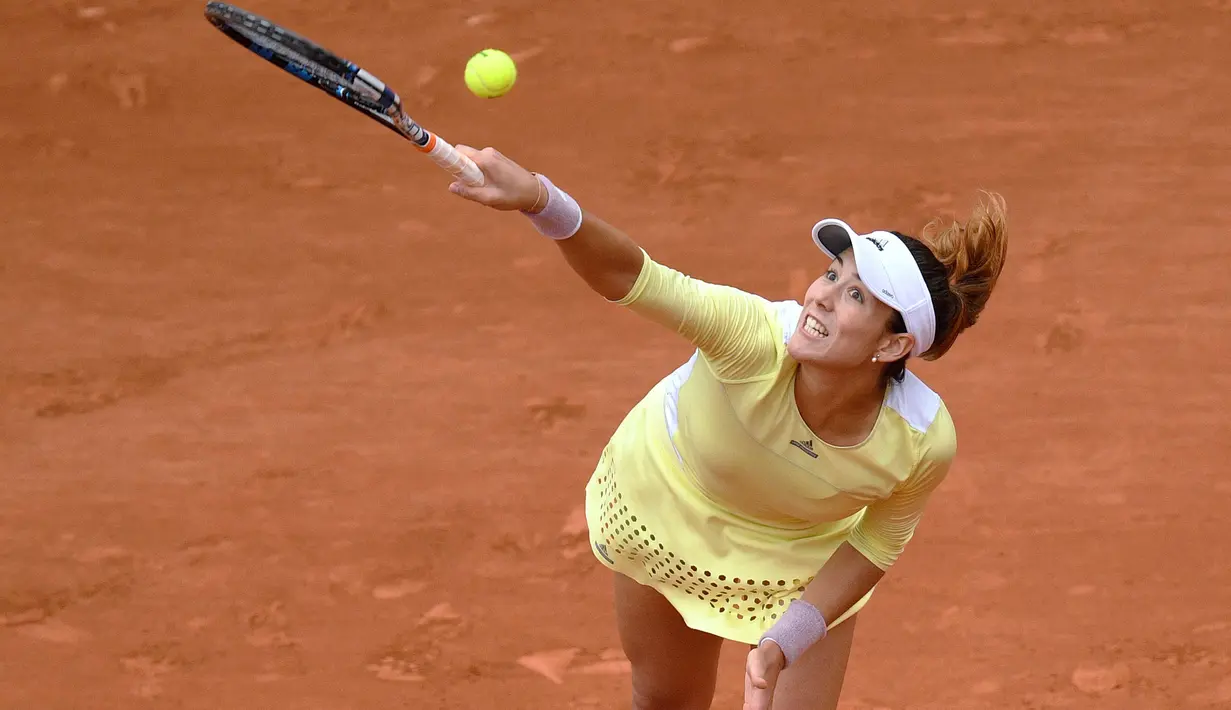 Aksi Garbine Muguruza saat mengalahkan Serena Williams pada Final pada final Roland Garros 2016 Prancis Terbuka di Paris (4/6/2016). (AFP/Martin Bureau) 
