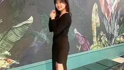 Begini gaya Felicia saat mengenakan gaun hitam ketat selutut. Dengan riasan wajah yang tipis dan rambut diurai sederhana, banyak netizen yang memujinya semakin dewasa. (Liputan6.com/IG/@feliciatissue)