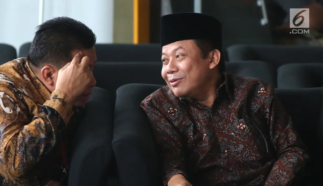 Wakil Ketua DPR Bidang Keuangan Taufik Kurniawan (kanan) berbincang saat tiba di Gedung KPK, Jakarta, Jumat (2/11). Taufik akan menjalani pemeriksaan oleh penyidik KPK. (Merdeka.com/Dwi Narwoko)