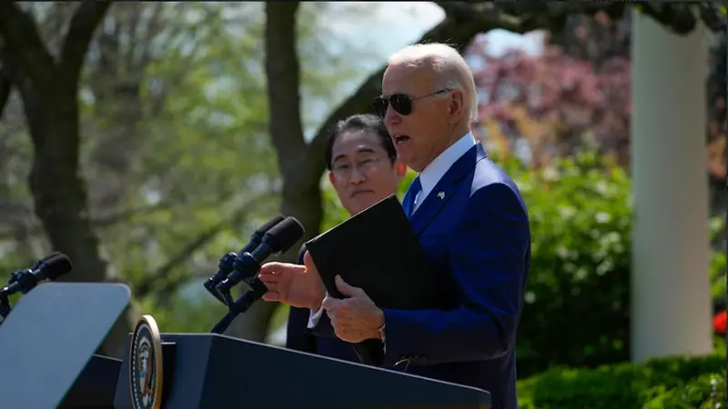 Perdana Menteri Jepang Fumio Kishida dan Presiden Amerika Serikat (AS) Joe Biden saat konferensi pers di Rose Garden, Gedung Putih, pada Rabu (10/4/2024).