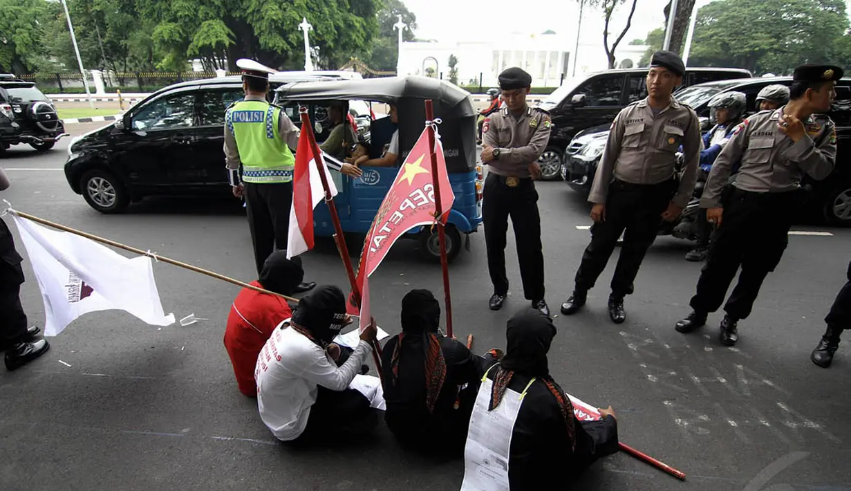Beranggotakan empat orang, para relawan menunggu panggilan dari Presiden untuk bisa diterima di dalam Istana Negara, Jakarta, Selasa (18/11/2014). (Liputan6.com/Faizal Fanani)