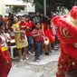 Tak hanya barongsai, angpao dalam amplop merah juga dibagikan pada umat di gereja Katolik. (Liputan6.com/Ola Keda)