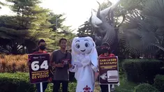 Untuk menyemarakkan turnamen sepak bola paling akbar di dunia ini, EMTEK mengajak La'eeb, maskot Piala Dunia 2022 untuk berkeliling Indonesia. Sejak kemarin, Jumat (21/10/2022), La'eeb telah berada di kota pahlawan, Surabaya untuk menyapa masyarakat setempat. (Procomm Surya Citra Media)