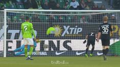 Berita video gol tercipta karena kiper Wolfsburg, Diego Benaglio, menendang bola dengan lemah. This video presented by BallBall.