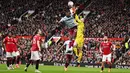 Kiper Manchester United, David de Gea, duel udara dengan pemain Aston Villa, Jhon Duran, pada laga Liga Inggris di Stadion Old Trafford (30/4/2023). (AFP/Oli Scarff)