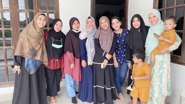 6 Potret Kompak Ria Ricis Bersama Kedua Kakaknya Pulang ke Batam, Sister Goals