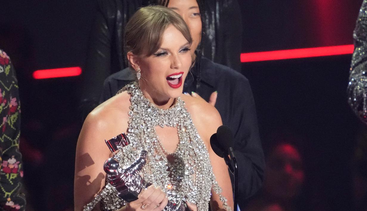 Taylor Swift menerima penghargaan pada ajang MTV Video Music Awards di Prudential Center, Newark, New Jersey, Amerika Serikat, 28 Agustus 2022. Taylor Swift memenangi penghargaan bergengsi 'Video of the Year' untuk All Too Well (10 Minute Version) (Taylor's Version). (Photo by Charles Sykes/Invision/AP)