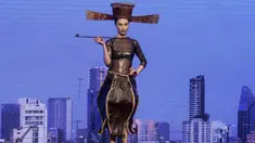 Seorang model memperagakan busana unik kreasi desainer Wang Jingzhi dan Maitre Chocolatier Roberto Rinaldini saat pameran cokelat internasional "Salon du Chocolat" di Milan, Italia, Jumat (12/2/2016). (REUTERS/ Stefano Rellandini)