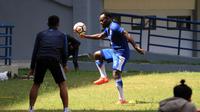 Michael Essien gabung latihan Persib, Selasa (20/2/2018). (Bola.com/Erwin Snaz)