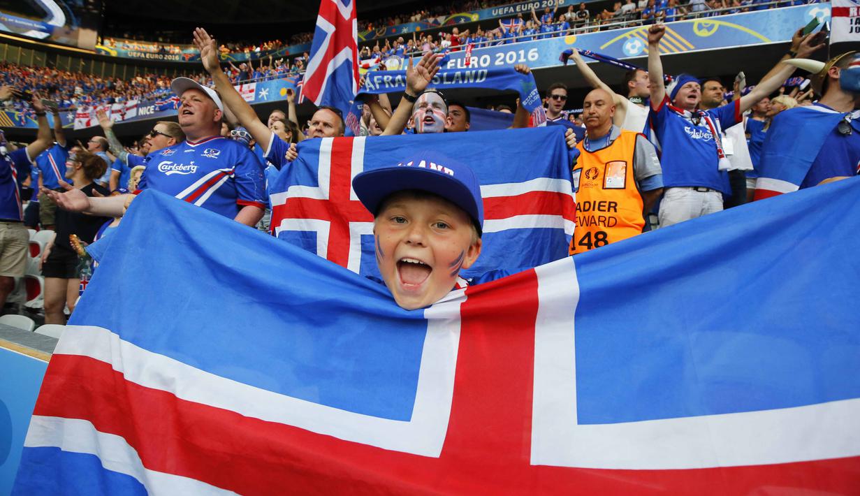 Suporter cilik bersama ribuan fans Islandia merayakan kemenangan timnya atas Inggris pada babak 16 besar Piala Eropa 2016 di Stade de Nice, Nice, Prancis, Selasa (28/6/2016) dini hari WIB. Islandia menang 2-1. (EPA/Sebastein Nogier)