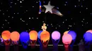 Penyanyi Katy Perry tampil tampil dengan konsep colorfull dan dikelilingi banyak cahaya saat ajang Super Bowl XLIX Halftime Show di University of Phoenix Stadium, Arizona, Amerika Serikat, Minggu (1/2/2015). (Andrew Weber-USA TODAY Sports)