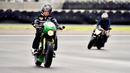 Mencoba sirkuit yang memiliki 17 tikungan tersebut dan panjang lintasan 4,31 km, Jokowi menggunakan motor Kawasaki W175 yang telah dimodifikasi. (Istana Kepresidenan/Agus Suparto)