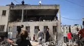 Warga Palestina memeriksa kerusakan di lokasi serangan semalam oleh Israel terhadap sekolah Halima Saadiya di Jabalia, Jalur Gaza utara, pada 11 Juli 2025. (BASHAR TALEB/AFP)