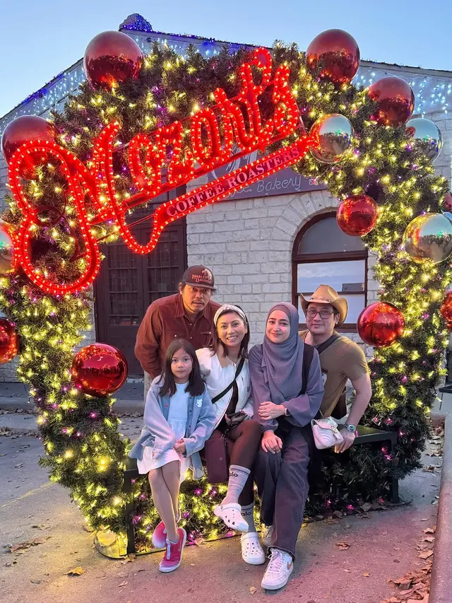 Potret Tengku Firmansyah Pakai Topi Cowboy Liburan Keluarga di Texas (credit: instagram/cindyfatikasari18).