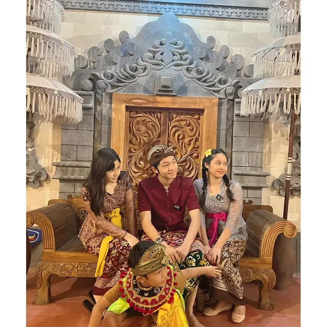 6 Potret Kiesha Alvaro Bareng Tiga Adiknya Pakai Baju Adat Bali, Makin Kompak