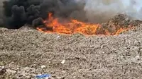 Kebakaran Hebat di Tempat Pembuangan Sampah Jatiwaringin Tangerang