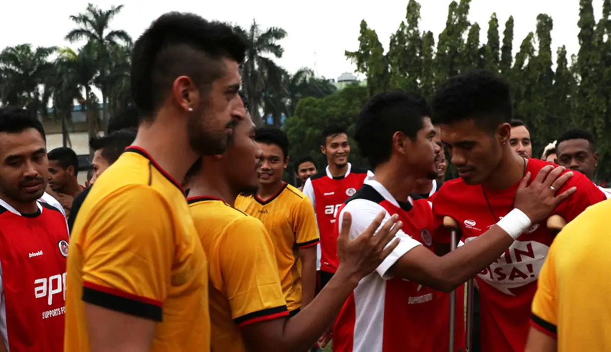 Alfin Tuasalamony mendapat dukungan dari rekan-rekan pesepakbola. (Bola.com/Arief Bagus)