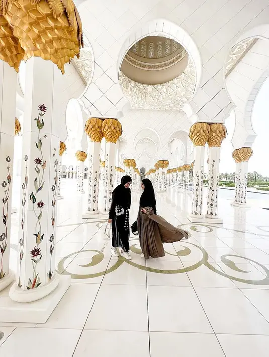 Keduanya pun bahagia dan sempat mengunjungi Sheikh Zayed Grand Mosque bersama. (Foto: Instagram/shireensungkar))
