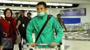 Pemain Timnas Indonesia, Evan Dimas Darmono berjalan meninggalkan Bandara Soekarno Hatta, Tangerang, Minggu (18/12). Sebelumnya, Indonesia melakoni laga final kedua Piala AFF 2016 kontra Thailand. (Liputan6.com/Helmi Fithriansyah)