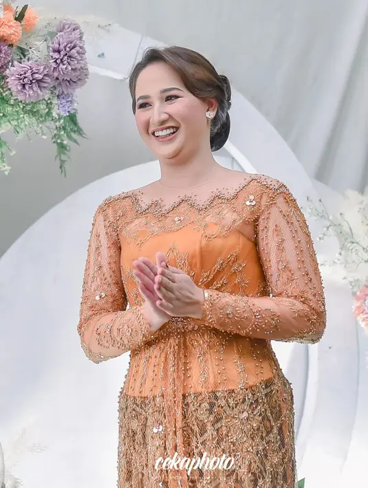 Meski foto candid, namun tak mengurangi pesona Adisty Juniar. Sudah banyak yang penasaran tentang sosoknya, namun sayangnya Instagram pribadi Adisty Juniar masih dikunci. Bukan dari kalangan artis, Adisty Juniar mengantongi 3 ribu pengikut di Instagram. Pengikutnya bisa saja bertambah jika Adisty Juniar telah resmi menjadi istri aktor berdarah Sunda – Manado itu. (Liputan6.com/IG/@cekaphoto)