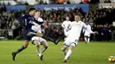 Aksi pemain Tottenham Hotspur, Dele Alli melepaskan tembakan yang berbuah gol ke gawang Swansea City pada lanjutan Premier League di The Liberty Stadium, Swansea, (2/1/2018). Tottenham menang 2-0.  (Nigel French/PA via AP)